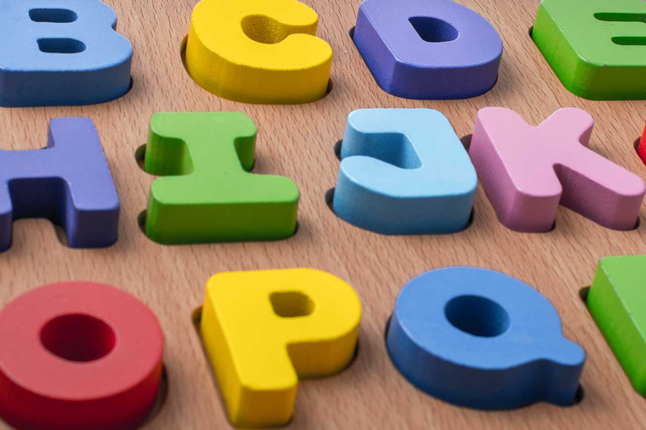 Hochwertiges buntes Buchstaben-Puzzle für Kinder