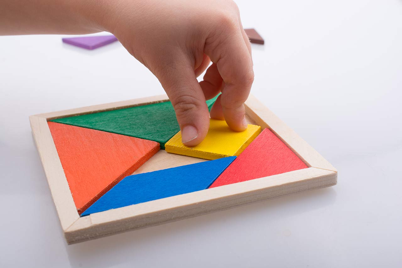 Tangram Holzpuzzle und Legespiel für Kinder - ein typisches Montessori Spielzeug aus Holz