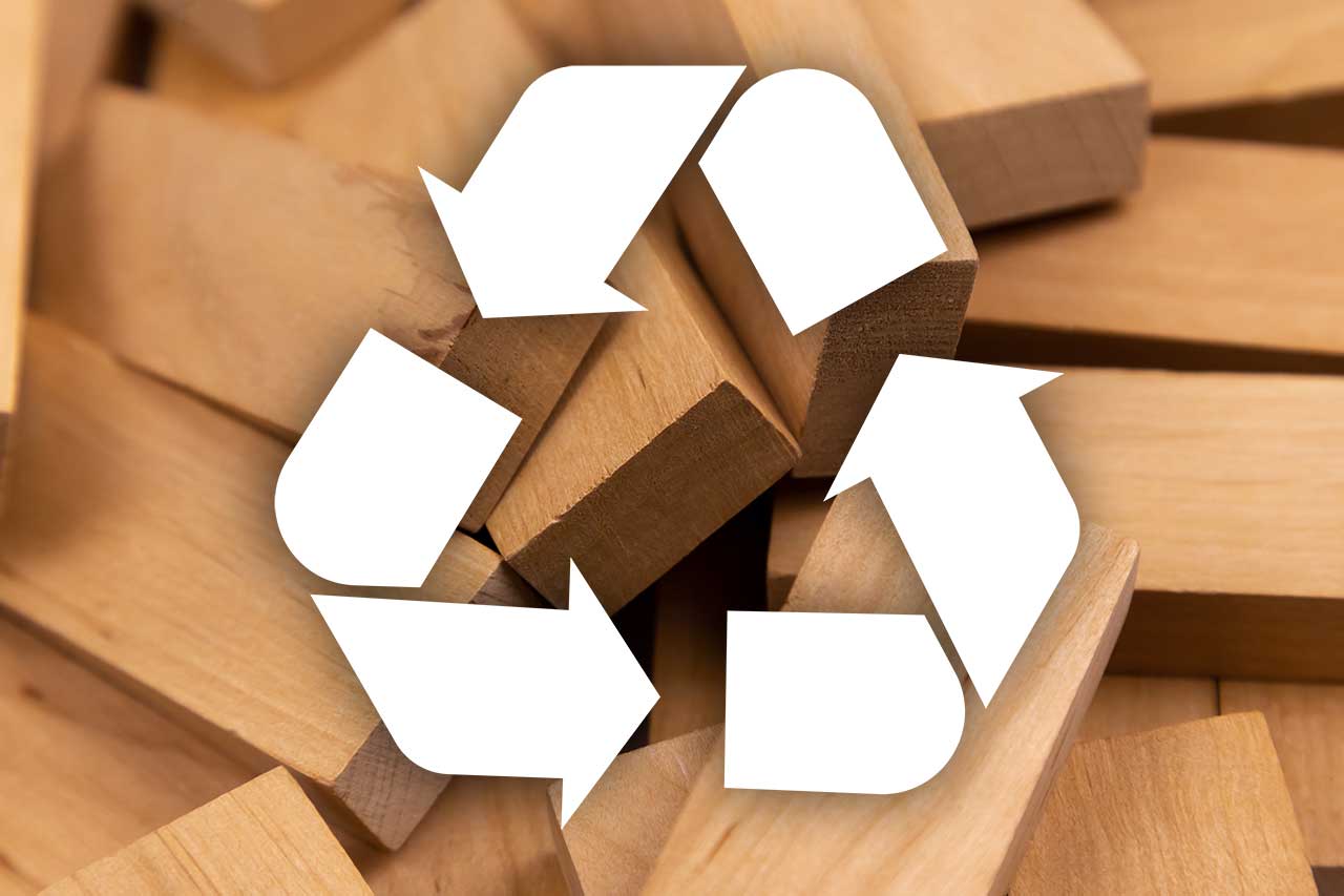 Altes Holzspielzeug mit Recycling Icon