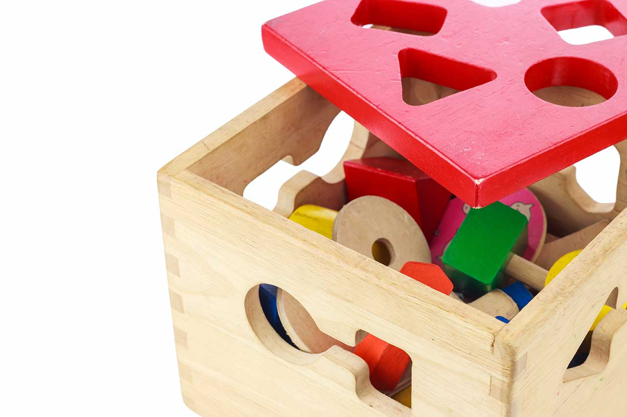 Altes buntes Holzspielzeug in einer Kiste
