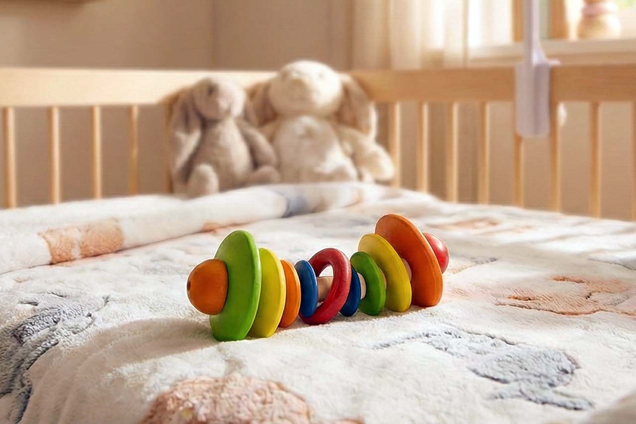 Bunter Greifling aus Holz für Babys als Geschenkidee