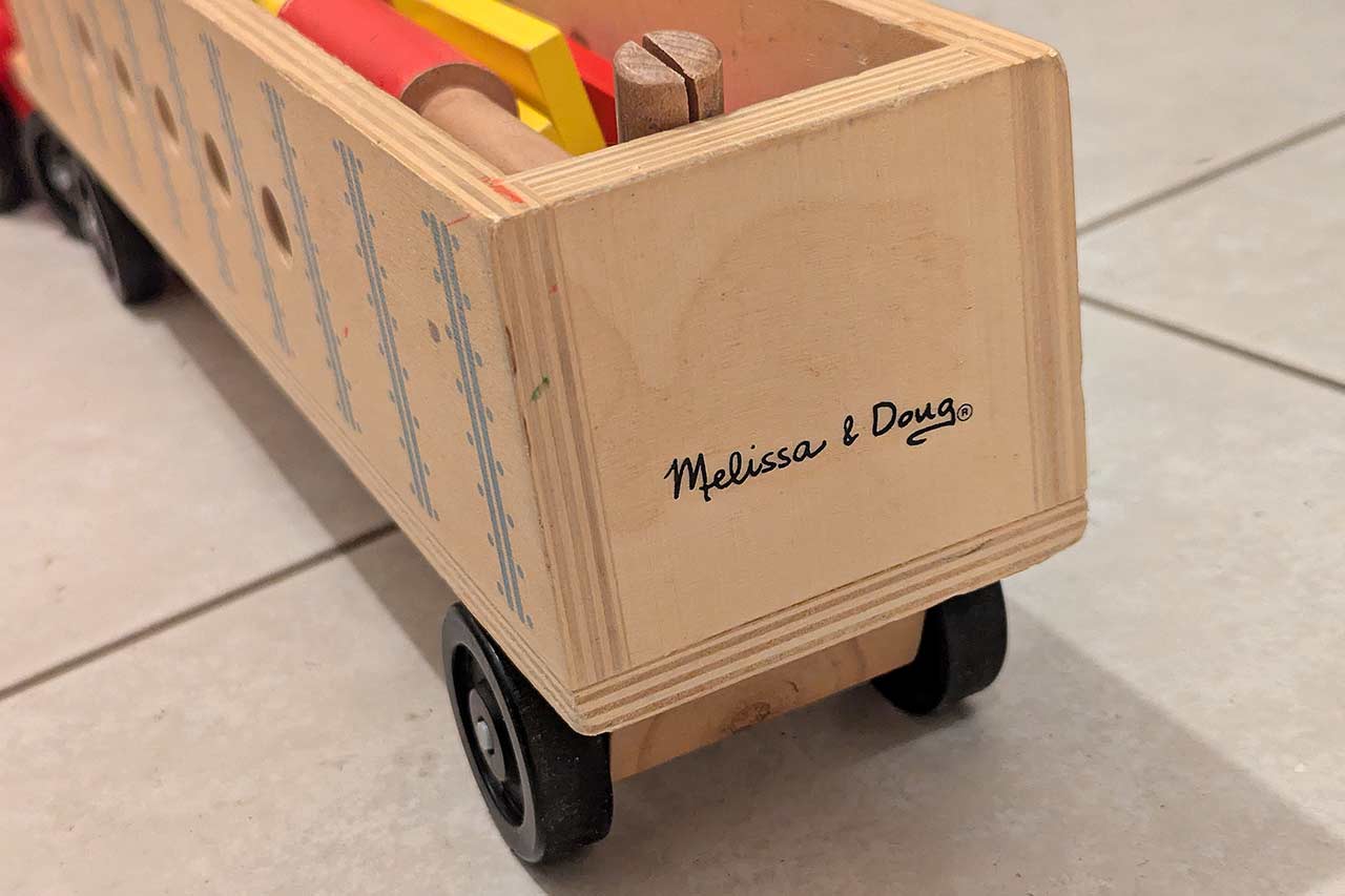 Holz-LKW für Kinder mit Werkzeug von Melissa & Doug